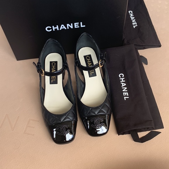 2022 Interlocking CC Logo D'Orsay Pumps